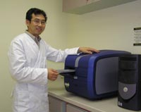 Dr Chen with the new micro-array scanner.